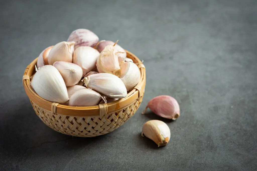 garlic in a small bowl